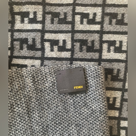 Authentic Fendi unisex double sided double layer monogram wool cashmere scarf - Picture 4 of 7